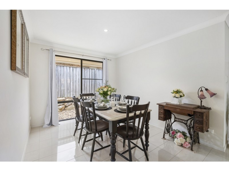 8 Rimatara Rise, Pacific Pines QLD 4211