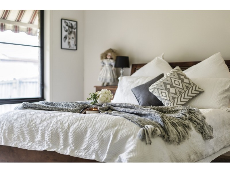 8 Rimatara Rise, Pacific Pines QLD 4211