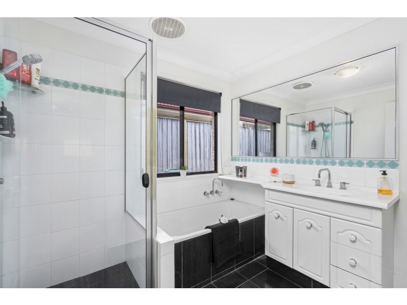 8 Rimatara Rise, Pacific Pines QLD 4211