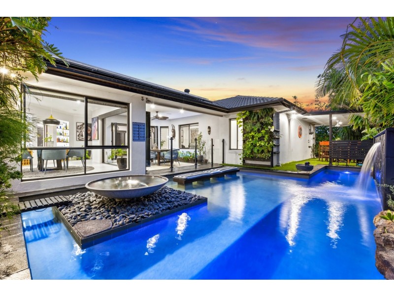 2 Beerwah Street, Pacific Pines QLD 4211