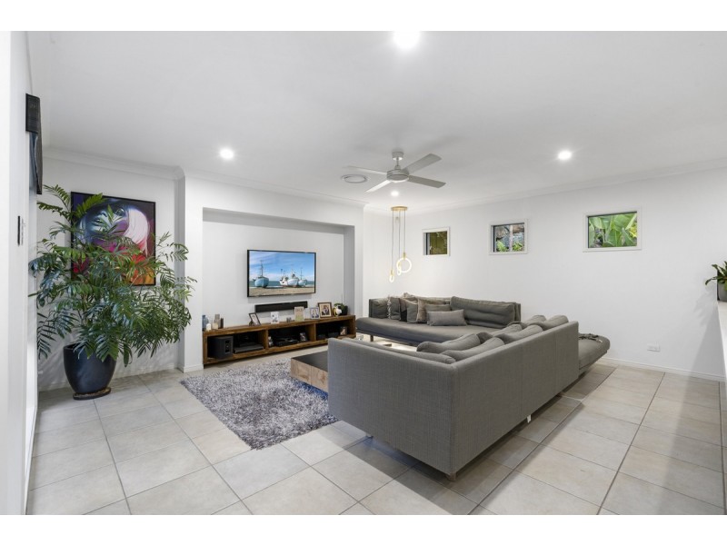 2 Beerwah Street, Pacific Pines QLD 4211