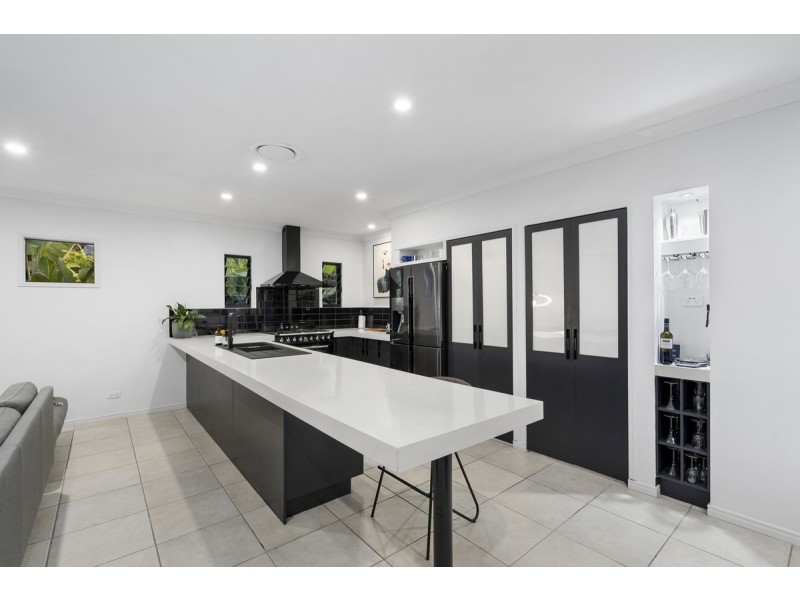 2 Beerwah Street, Pacific Pines QLD 4211