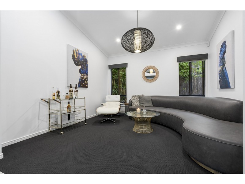 2 Beerwah Street, Pacific Pines QLD 4211