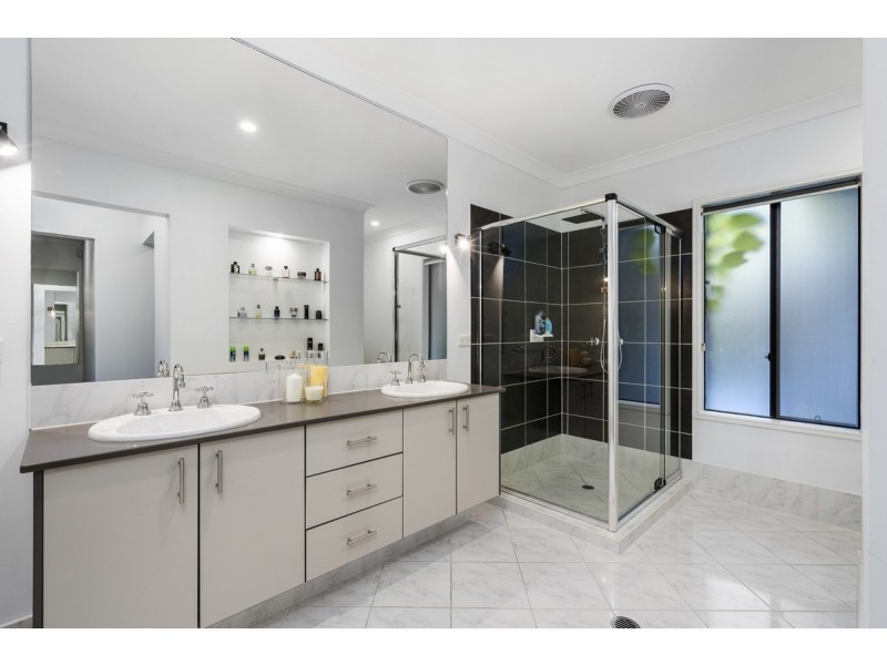 2 Beerwah Street, Pacific Pines QLD 4211