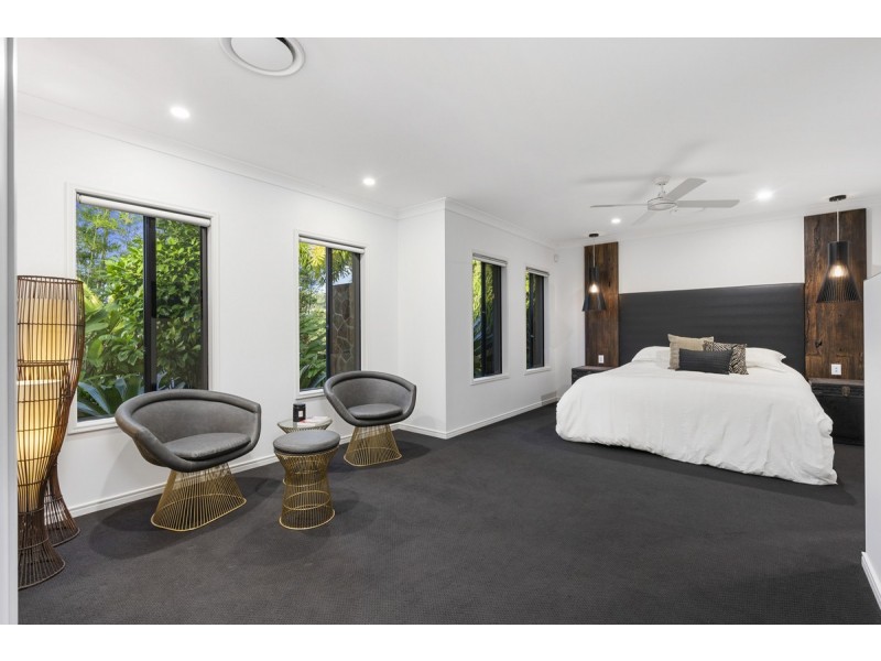 2 Beerwah Street, Pacific Pines QLD 4211