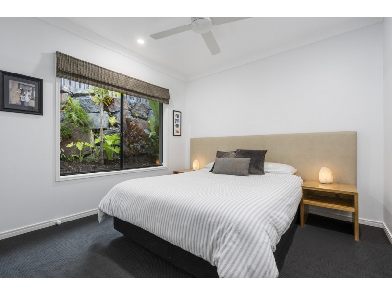 2 Beerwah Street, Pacific Pines QLD 4211