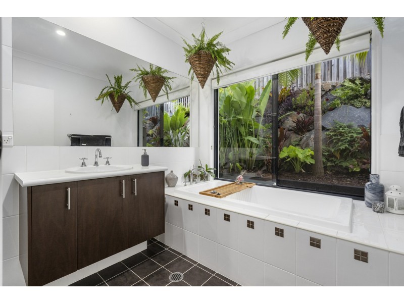2 Beerwah Street, Pacific Pines QLD 4211
