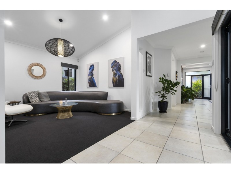 2 Beerwah Street, Pacific Pines QLD 4211