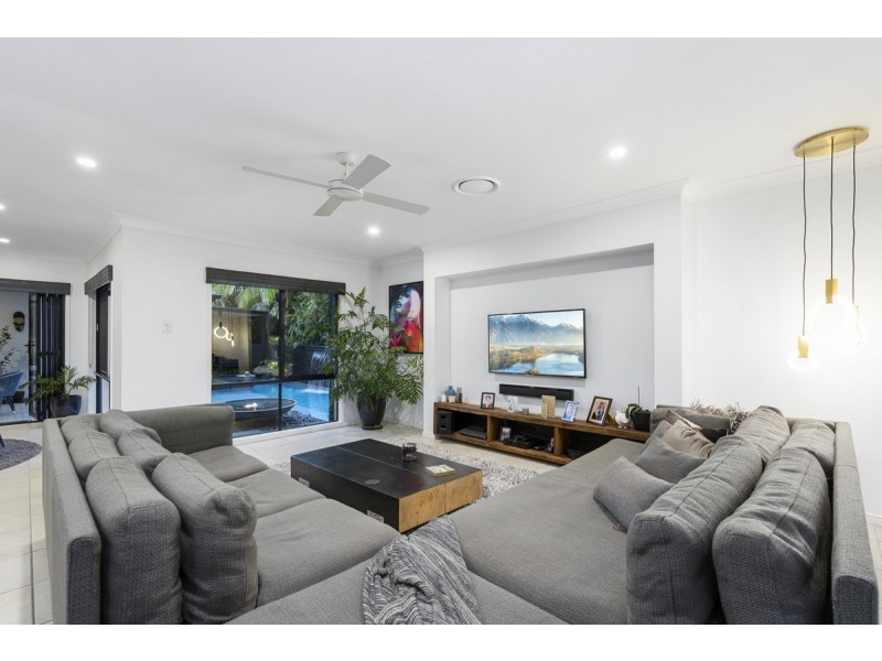 2 Beerwah Street, Pacific Pines QLD 4211