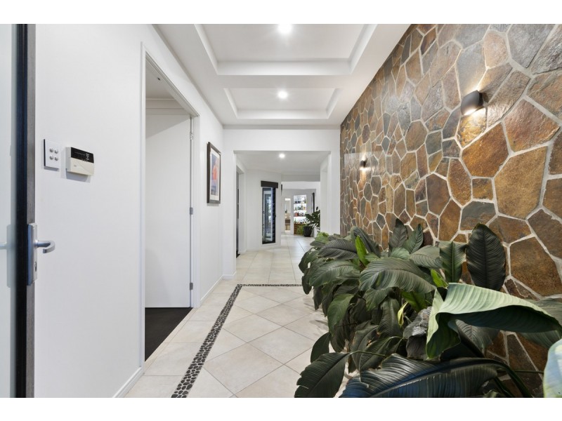 2 Beerwah Street, Pacific Pines QLD 4211