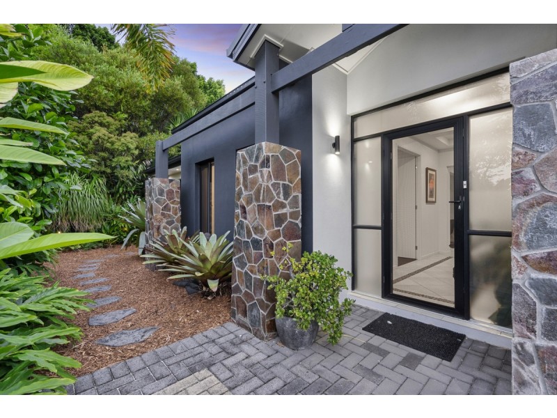 2 Beerwah Street, Pacific Pines QLD 4211