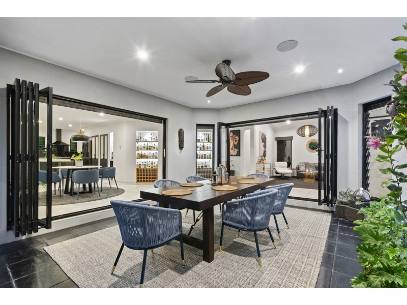 2 Beerwah Street, Pacific Pines QLD 4211