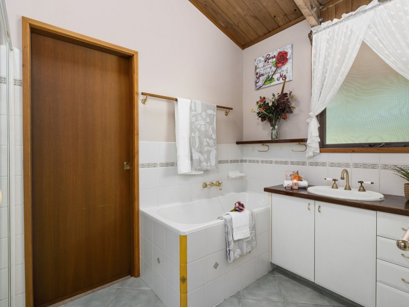 2 Entrance Road, Gaven QLD 4211