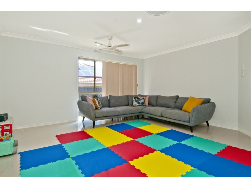 33 Murchison Street, Pacific Pines QLD 4211