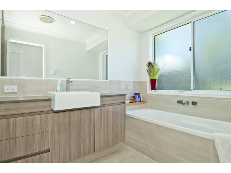 33 Murchison Street, Pacific Pines QLD 4211