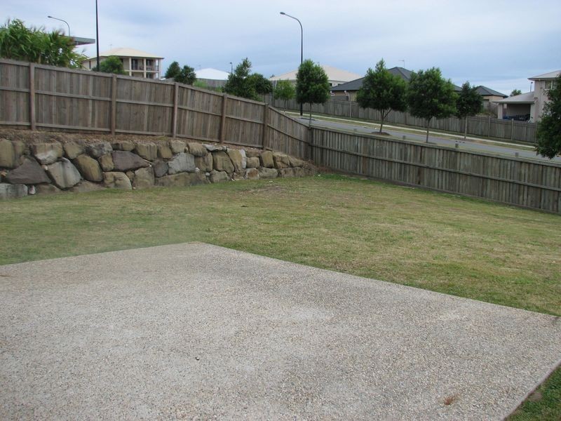 9 Laughlen Chase, Pacific Pines QLD 4211