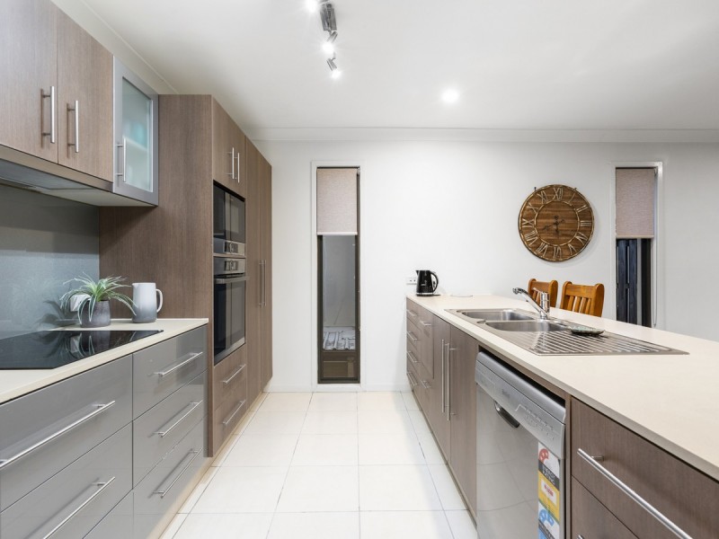 3 Bounty Way, Pacific Pines QLD 4211