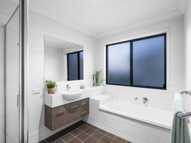 3 Bounty Way, Pacific Pines QLD 4211
