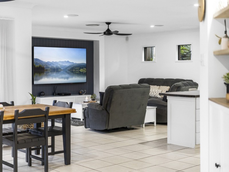 37 Carmarthen Circuit, Pacific Pines QLD 4211