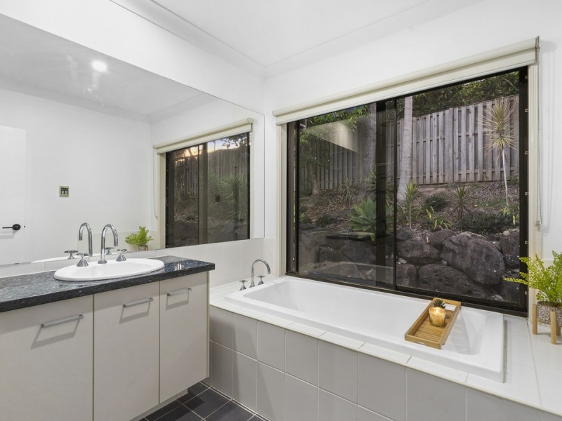 37 Carmarthen Circuit, Pacific Pines QLD 4211