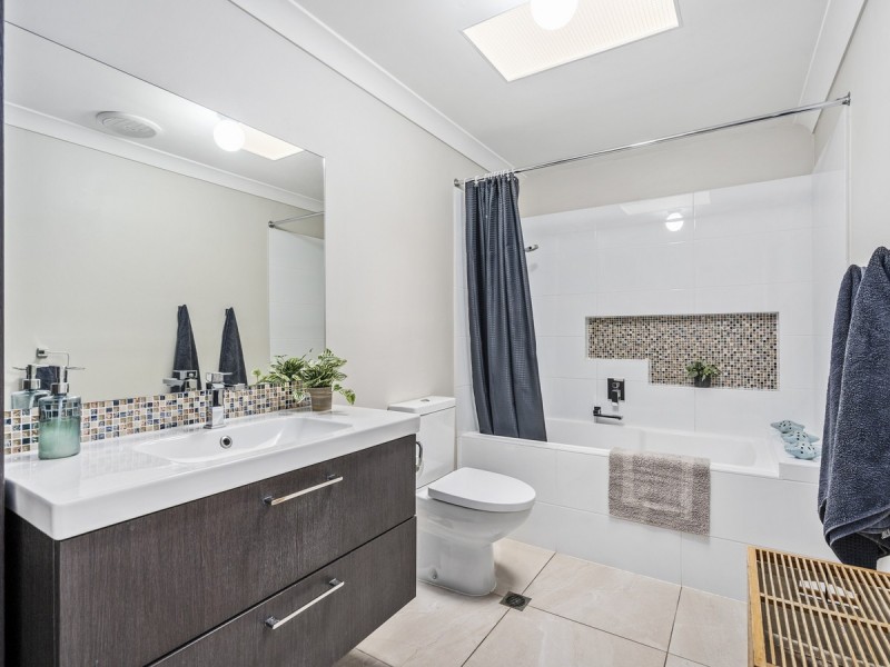 2 Western Way, Oxenford QLD 4210