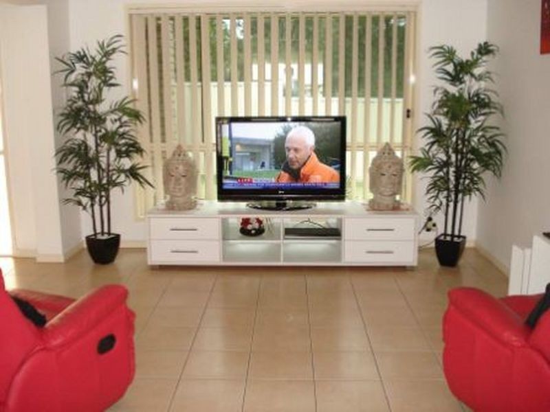 17 Silverpine Crescent, Oxenford QLD 4210