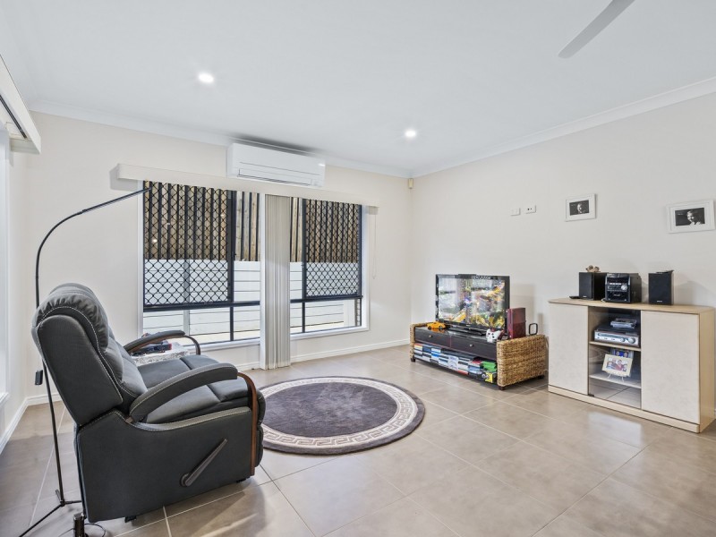 32 Hawkesbury Avenue, Pacific Pines QLD 4211