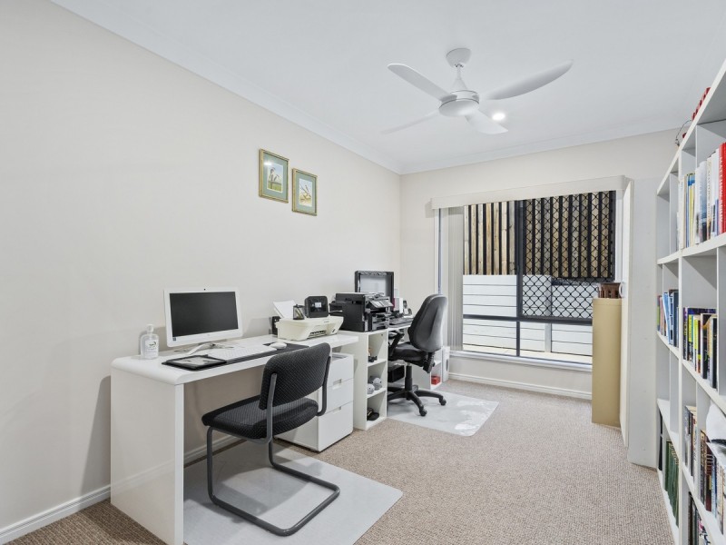 32 Hawkesbury Avenue, Pacific Pines QLD 4211