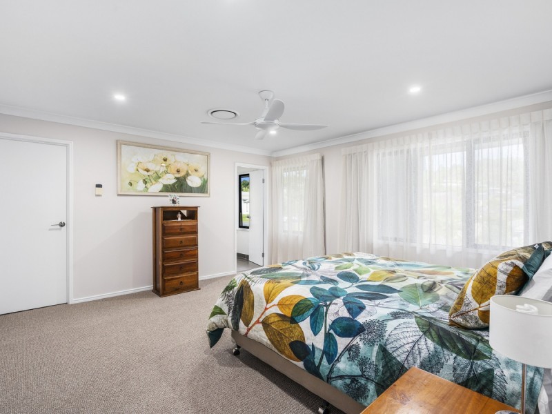 32 Hawkesbury Avenue, Pacific Pines QLD 4211