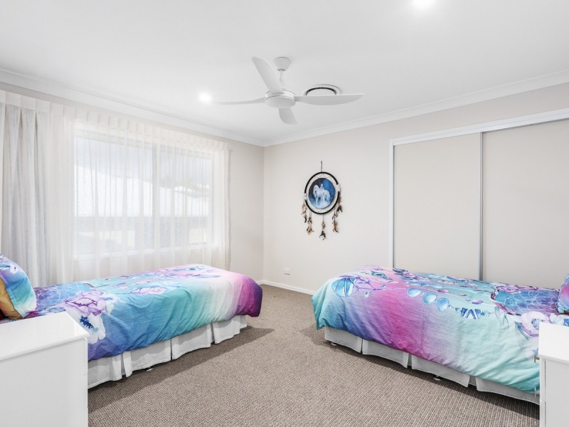 32 Hawkesbury Avenue, Pacific Pines QLD 4211