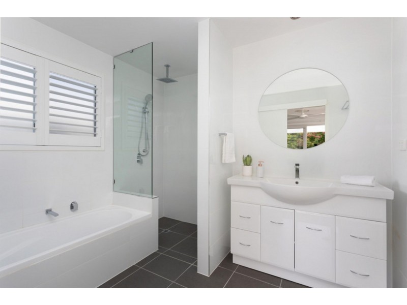 8 Buliti Street, Hope Island QLD 4212