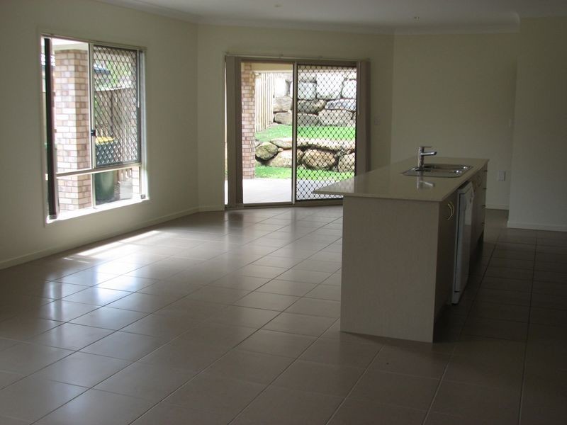 6 Kadie Place, Pacific Pines QLD 4211