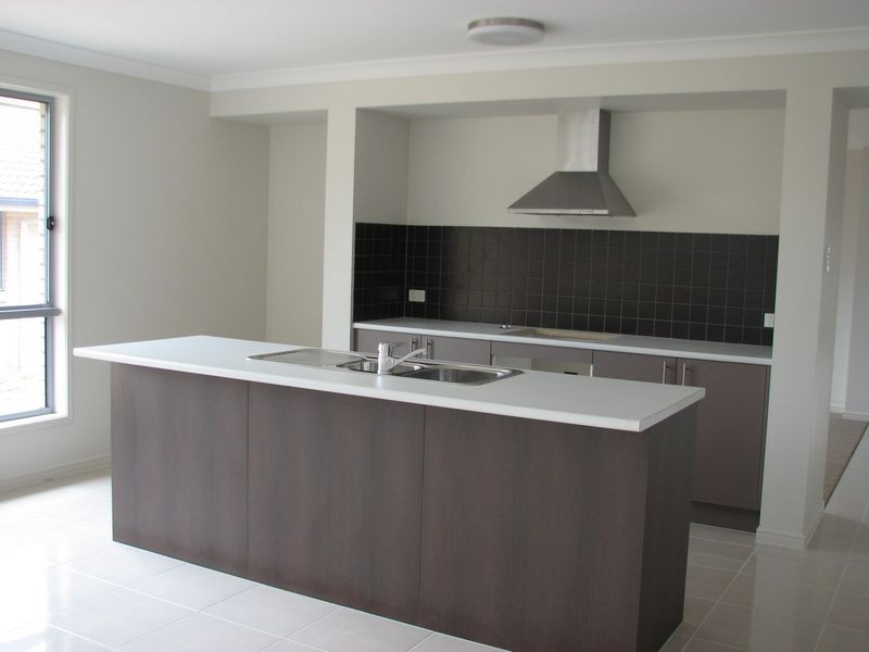 17 Hadrian Crescent, Pacific Pines QLD 4211