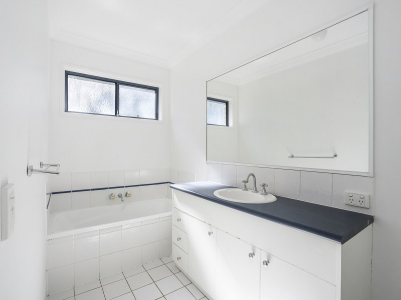 9 Fanning Court, Pacific Pines QLD 4211