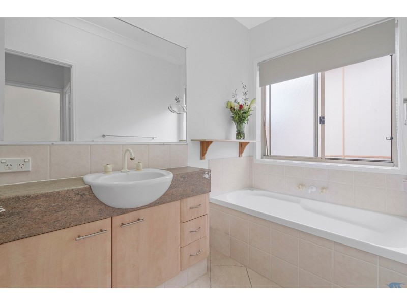 8 Bounty Way, Pacific Pines QLD 4211