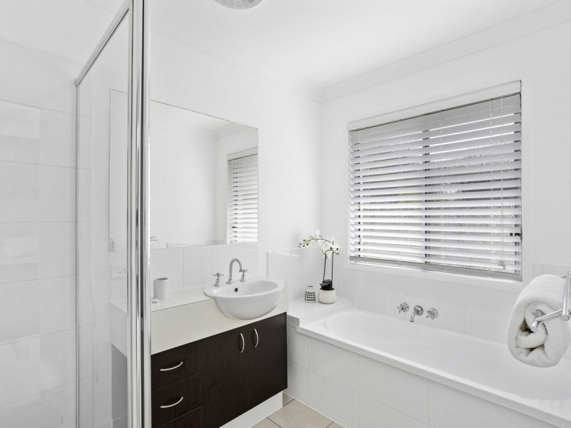 4 Alford Lane, Pacific Pines QLD 4211