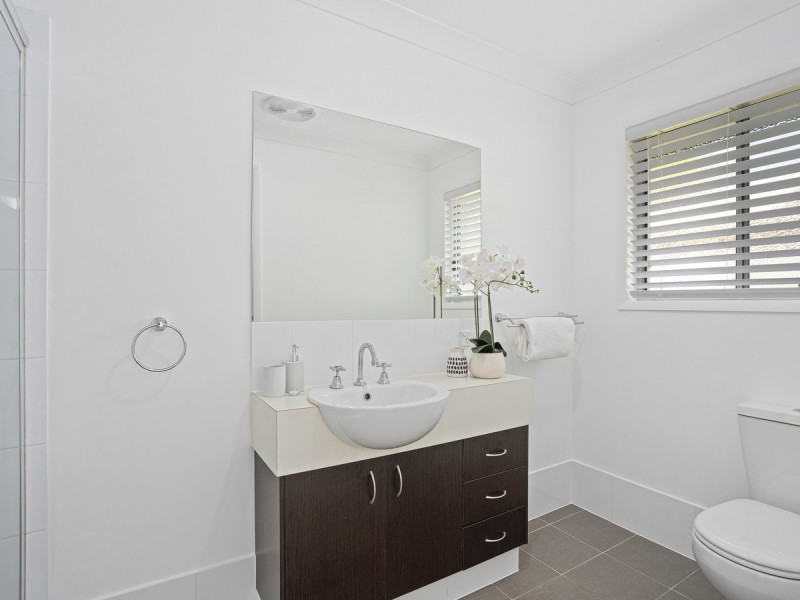 4 Alford Lane, Pacific Pines QLD 4211