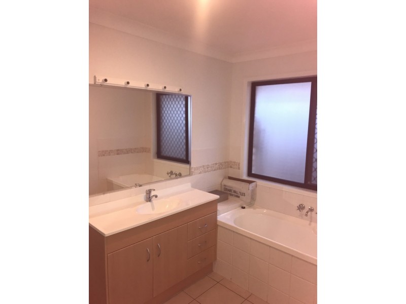 27 Murchison Street, Pacific Pines QLD 4211