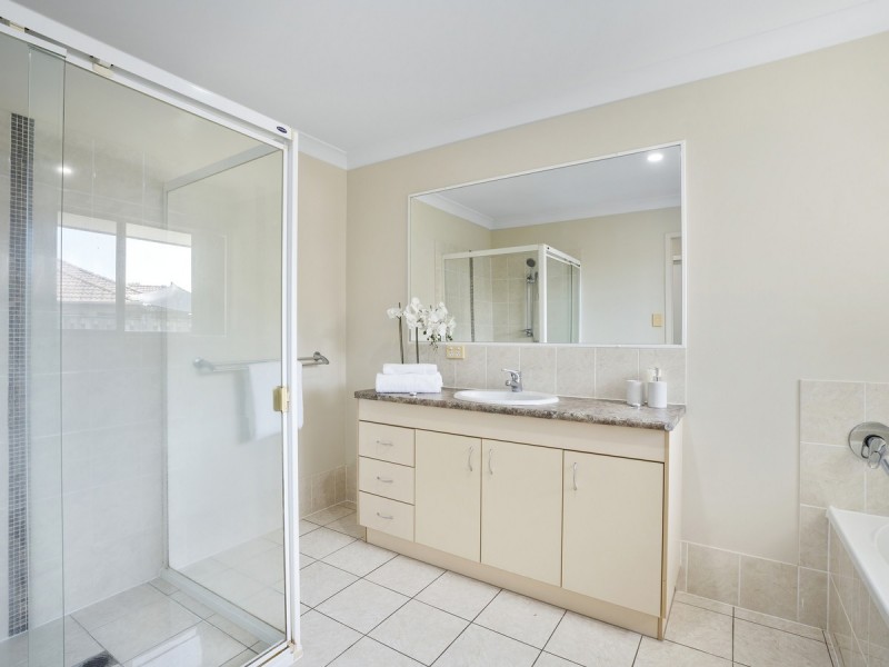 6 Wellers Street, Pacific Pines QLD 4211