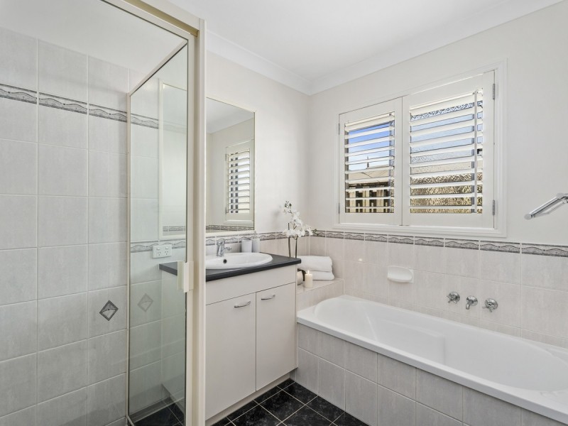 27 Sheffield Circuit, Pacific Pines QLD 4211