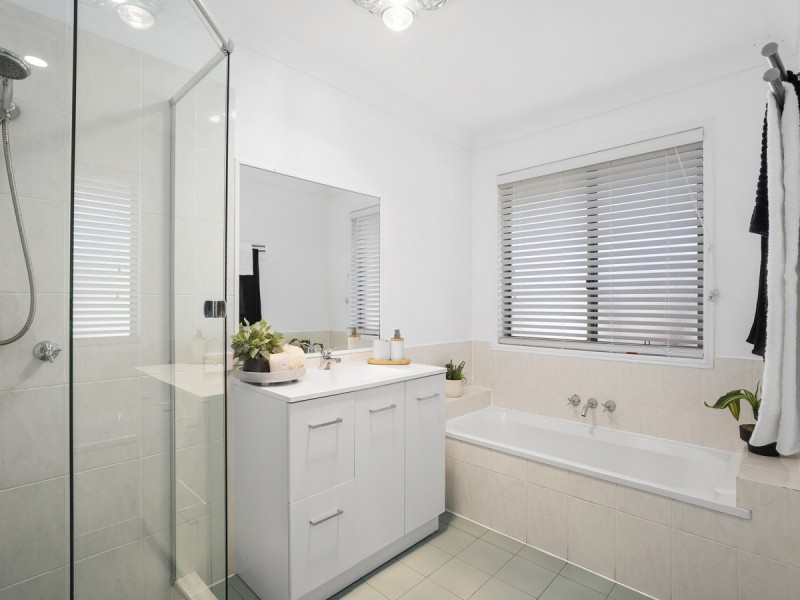 10 Phoenix Street, Pacific Pines QLD 4211