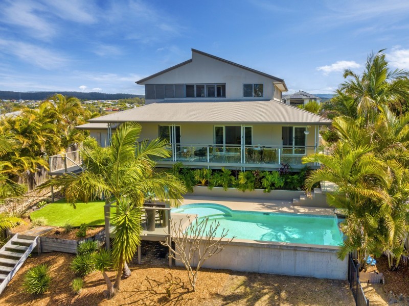 11 Salvado Drive, Pacific Pines QLD 4211