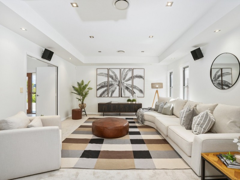 11 Salvado Drive, Pacific Pines QLD 4211