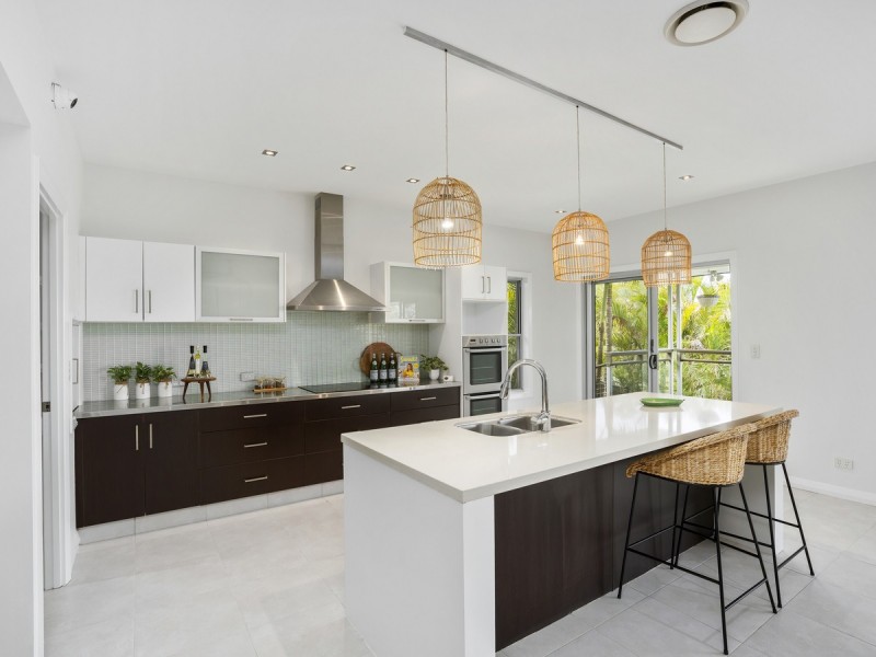 11 Salvado Drive, Pacific Pines QLD 4211