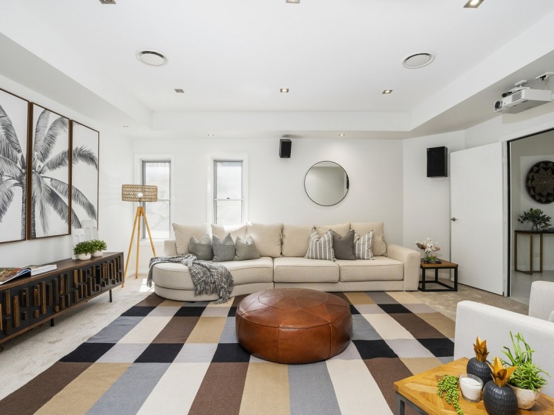 11 Salvado Drive, Pacific Pines QLD 4211