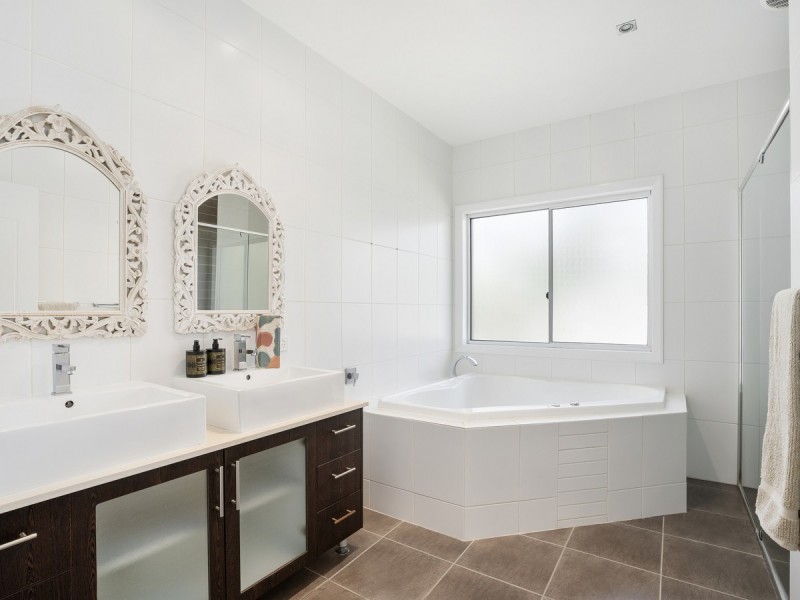 11 Salvado Drive, Pacific Pines QLD 4211