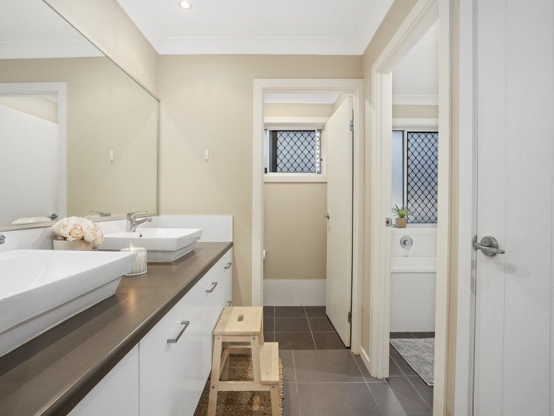 19 Bimberi Row, Pacific Pines QLD 4211