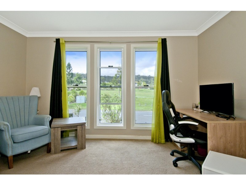 20 Hawkesbury Avenue, Pacific Pines QLD 4211