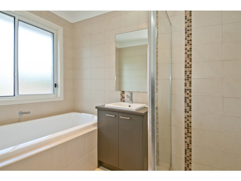 20 Hawkesbury Avenue, Pacific Pines QLD 4211