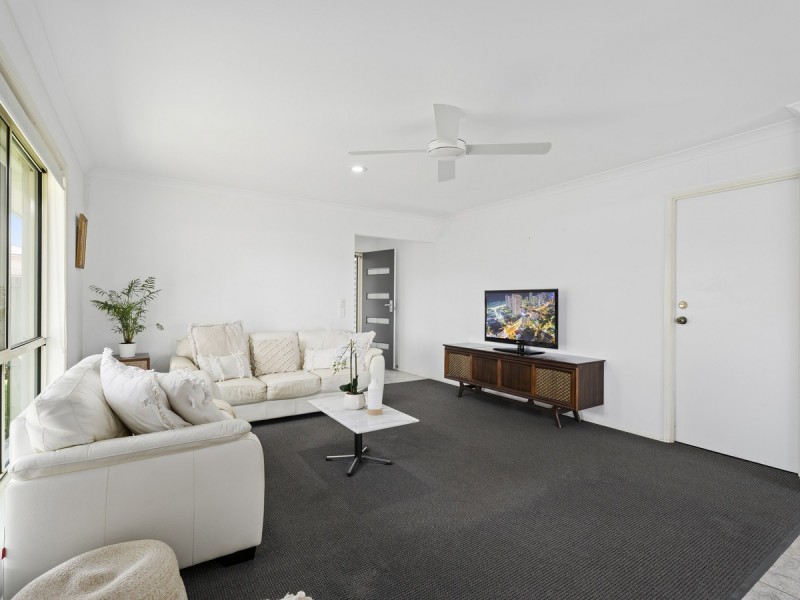 4 Lou Place, Pacific Pines QLD 4211